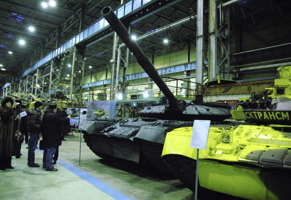 Thiết kế này tăng khả năng bảo vệ lên 1,7-2 lần với khối lượng tăng 20-30%, bảo vệ tốt ở góc bắn ±35-40 độ. Nó vẫn phù hợp với sự phát triển của các thiết bị bay không người lái và vũ khí chống tăng hiện đại. Tháp pháo thấp cũng có lợi thế hơn so với các mô-đun chiến đấu không có người lái, vì không phụ thuộc hoàn toàn vào điện tử và vẫn sử dụng được các thiết bị ngắm quang học. (Ảnh: Xe tăng "Đại bàng đen" tại Omsktransmash/ RIA Novosti).