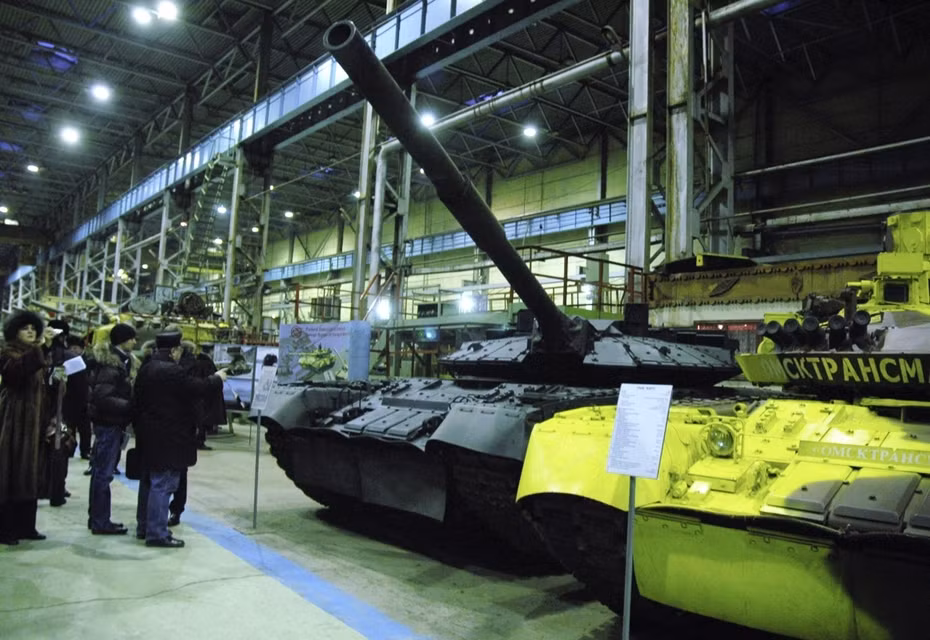 Thiết kế này tăng khả năng bảo vệ lên 1,7-2 lần với khối lượng tăng 20-30%, bảo vệ tốt ở góc bắn ±35-40 độ. Nó vẫn phù hợp với sự phát triển của các thiết bị bay không người lái và vũ khí chống tăng hiện đại. Tháp pháo thấp cũng có lợi thế hơn so với các mô-đun chiến đấu không có người lái, vì không phụ thuộc hoàn toàn vào điện tử và vẫn sử dụng được các thiết bị ngắm quang học. (Ảnh: Xe tăng "Đại bàng đen" tại Omsktransmash/ RIA Novosti).