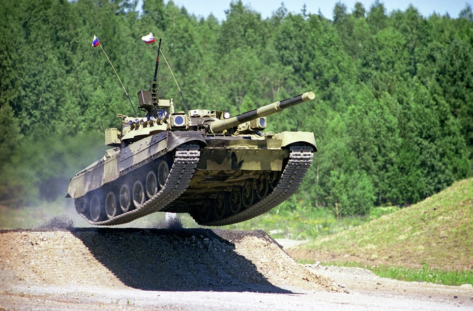 Một vấn đề lớn của các xe tăng Liên Xô như T-64, T-72, T-80 là không tách biệt kho đạn và khoang điều khiển, gây nguy cơ cao cho kíp lái. “Đại bàng đen” giải quyết vấn đề này bằng cách đặt kho đạn trong mô-đun vận chuyển và nạp đạn ở phía sau tháp pháo, tách biệt hoàn toàn khỏi khoang chiến đấu. Mô-đun này có cơ chế nạp đạn tự động với băng chuyền chứa hơn 30 viên đạn. (Ảnh: Xe tăng T-80/ RIA Novosti).