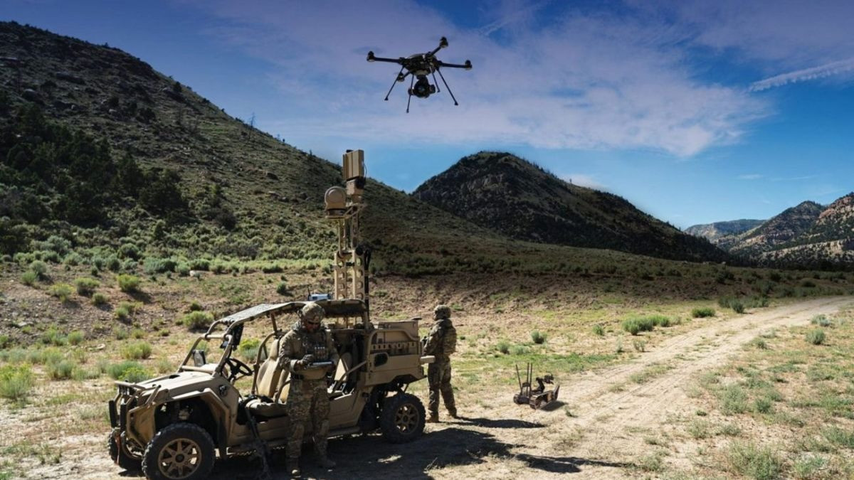 Máy bay không người lái SkyRanger R70 do Công ty Teledyne FLIR sản xuất, được trang bị hệ thống định vị tự động và bán tự động, có khả năng mang nhiều hệ thống camera và cảm biến để phát hiện cũng như xác định mục tiêu từ xa, kể cả trong điều kiện ánh sáng yếu và thời tiết bất lợi. Ảnh: RBC-Ukraine.