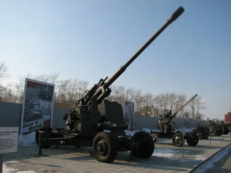 Trên cơ sở của KS-19, hệ thống pháo phòng không hiện đại mới ZAK-100-2024 đang được phát triển để đối phó với vũ khí phòng không có quỹ đạo hoặc bán đạn đạo tầm cao. Hệ thống này bao gồm radar phát hiện và theo dõi mục tiêu, trạm điều khiển và súng phòng không cải tiến KS-19-2024. Ảnh: Topwar.ru. 