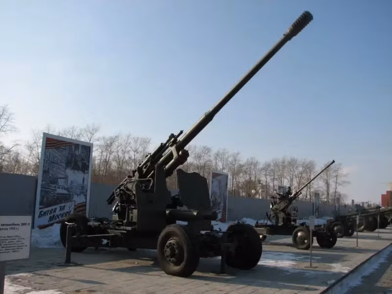 Trên cơ sở của KS-19, hệ thống pháo phòng không hiện đại mới ZAK-100-2024 đang được phát triển để đối phó với vũ khí phòng không có quỹ đạo hoặc bán đạn đạo tầm cao. Hệ thống này bao gồm radar phát hiện và theo dõi mục tiêu, trạm điều khiển và súng phòng không cải tiến KS-19-2024. Ảnh: Topwar.ru. 