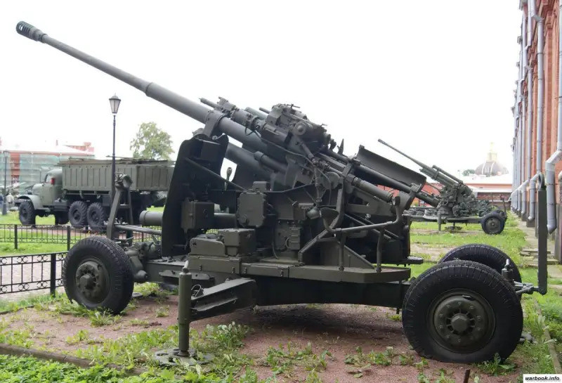 KS-19 có cỡ nòng 100 mm, phạm vi bắn tối đa 21.000 m. Phạm vi và độ cao tiêu diệt mục tiêu lên đến 15.000 m. Tốc độ bắn lên đến 15 phát/phút. Góc nâng của nòng từ -3 đến +85 độ. KS-19 sử dụng đầu nổ radar cho đạn, tăng hiệu suất và độ chính xác. Tốc độ ban đầu của đạn: 900m/s. Tốc độ của mục tiêu bị tác động lên đến 1.200 km/h. Những tính năng này cho thấy KS-19 là một pháo phòng không hiệu quả với khả năng tiêu diệt mục tiêu ở độ cao và khoảng cách xa, đồng thời có khả năng bắn nhanh và chính xác. Ảnh: warbook.info. 