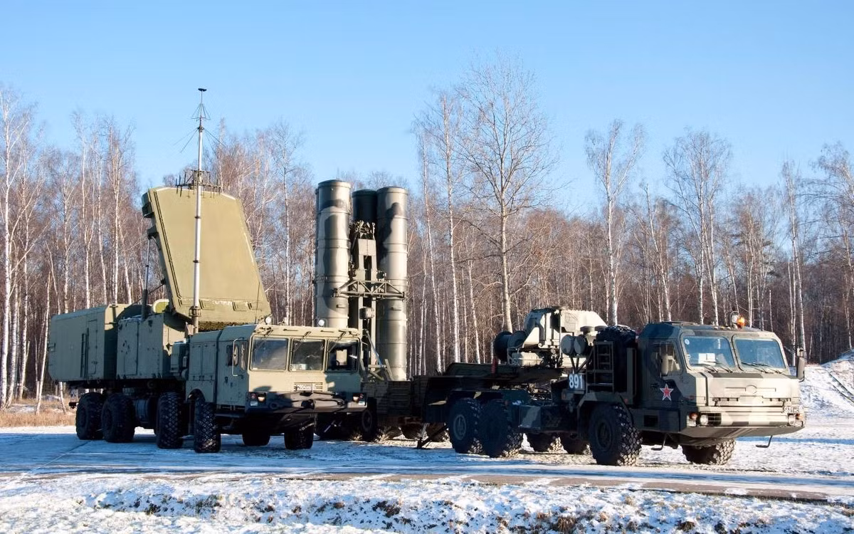 Các xe phóng thường được lắp trên xe tải hạng nặng, mang lại khả năng cơ động và linh hoạt khi triển khai. Mỗi thành phần được thiết kế để có khả năng cơ động cao, cho phép toàn bộ hệ thống có thể di dời nhanh chóng trong quá trình chiến đấu.