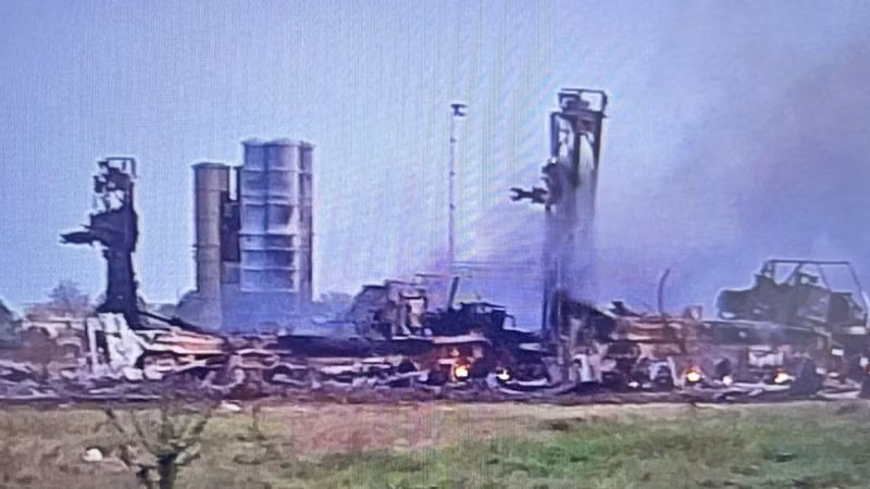 Những thông tin này chủ yếu xuất phát từ các tài khoản mạng xã hội ủng hộ Ukraine, đặc biệt là trên Telegram và X. Theo những “nguồn tin” này, mặc dù bệ phóng tên lửa vẫn còn nguyên vẹn, nhưng radar của hệ thống S-500 đã bị hư hại. Ảnh: The War Zone.