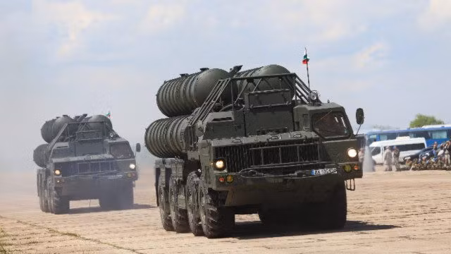 Dù Patriot vượt trội về tầm bắn và công nghệ radar, nhưng việc lựa chọn IRIS-T SLM đã đánh dấu một bước tiến quan trọng trong nỗ lực hiện đại hóa quân sự của Bulgaria sau ba thập kỷ. Ảnh: Hệ thống S-300 của Bulgaria/ Mediapool.
