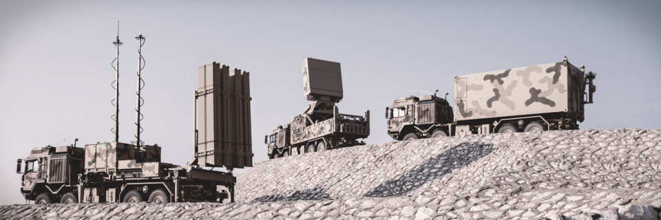 Mới đây, có thông tin cho biết Bulgaria dự định mua 07 hệ thống phòng không IRIS-T SLM từ công ty Diehl Defense (Đức), với đơn hàng đầu tiên đã được xác nhận. Nếu Sofia quyết định bổ sung toàn bộ hệ thống, thỏa thuận có thể được hoàn tất vào năm 2032. Ảnh: Hệ thống IRIS-T SLM/ Diehl Defense.