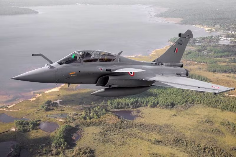 Rafale được thiết kế với khả năng chiến đấu "đa năng", máy bay có thể thực hiện nhiều nhiệm vụ khác nhau. Tính linh hoạt của Rafale cho phép thực hiện việc kiểm soát trên không, bảo đảm an ninh, răn đe hạt nhân, triển khai lực lượng và hỗ trợ trên không cho lực lượng mặt đất,...