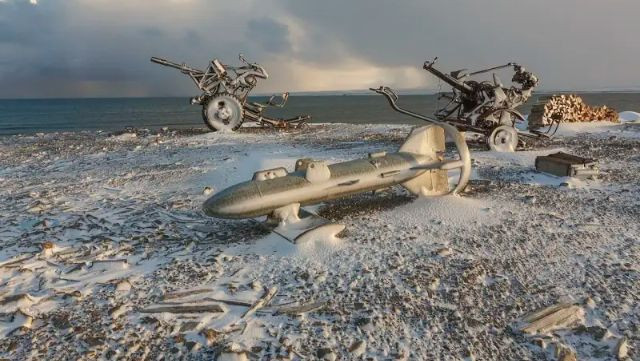 Liên Xô đã đơn phương dừng các cuộc thử nghiệm hạt nhân vào năm 1990. Đến năm 1996, Nga ký Hiệp ước Cấm thử hạt nhân toàn diện (CTBT) và phê chuẩn vào năm 2000. Tuy nhiên, vào tháng 11/2023, Moscow quyết định hủy bỏ phê chuẩn hiệp ước này, sau khi Mỹ từ chối phê chuẩn.