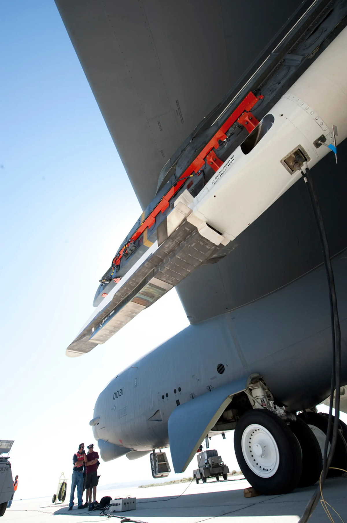 Trong nhiều năm qua, Mỹ đã tiến hành thử nghiệm vũ khí siêu thanh, nhưng hầu hết đều thất bại. Tên lửa siêu thanh nổi tiếng nhất của Mỹ là Boeing X-51A Waverider, một tên lửa nhỏ với động cơ phản lực siêu thanh. Nó được phát triển nhằm mục tiêu chứng minh khả năng bay ở tốc độ siêu thanh, cụ thể là tốc độ vượt quá Mach 5 (5 lần tốc độ âm thanh). Ảnh: Tên lửa X-51A Waverider.