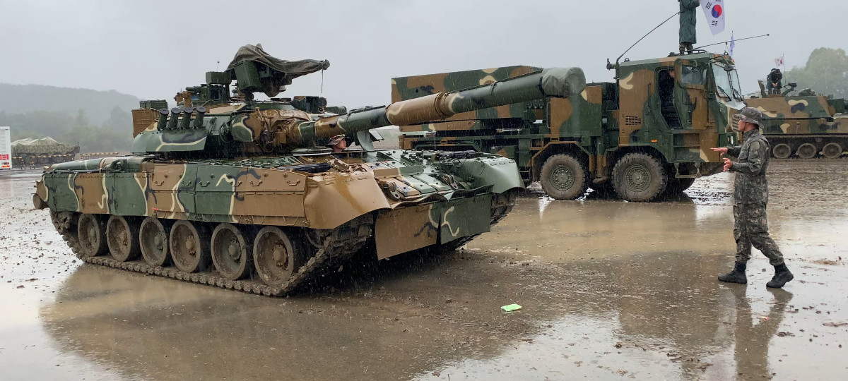 Câu trả lời đơn giản là vào những năm 1990, Moscow về cơ bản đã lạnh nhạt với đồng minh Triều Tiên đang gặp nhiều khó khăn và thay vào đó, họ đã lựa chọn Hàn Quốc lúc này đang có rất nhiều tiền.