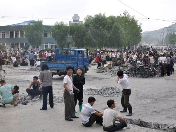 Quan hệ kinh tế, chính trị và quân sự giữa Nga và Triều Tiên giảm xuống gần như bằng không. Moscow giai đoạn đó đã xem Triều Tiên là một quốc gia toàn trị và không có tương lai. Nhiều quan chức ở Moscow tin rằng Triều Tiên đã gần sụp đổ và không có gì có thể chống lại việc Triều Tiên sẽ bị Hàn Quốc sáp nhập.