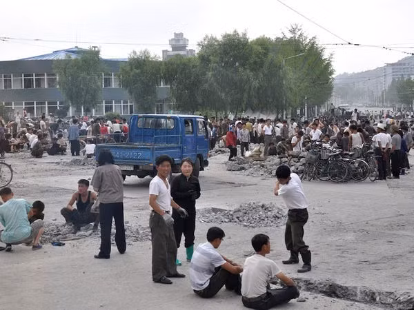 Quan hệ kinh tế, chính trị và quân sự giữa Nga và Triều Tiên giảm xuống gần như bằng không. Moscow giai đoạn đó đã xem Triều Tiên là một quốc gia toàn trị và không có tương lai. Nhiều quan chức ở Moscow tin rằng Triều Tiên đã gần sụp đổ và không có gì có thể chống lại việc Triều Tiên sẽ bị Hàn Quốc sáp nhập.