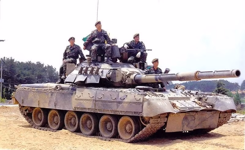 Một thỏa thuận đã được đề xuất, Nga sẽ chuyển giao nhiều mặt hàng thiết bị quân sự hàng đầu của họ để đổi lấy việc Hàn Quốc hủy 50% nợ của Nga, bao gồm cả những hệ thống vũ khí tiên tiến nhất của họ lúc đó như xe tăng chiến đấu chủ lực T-80U và xe thiết giáp BMP-3. Lúc đầu Seoul phản đối nhưng đến năm 1994 họ đã đồng ý.