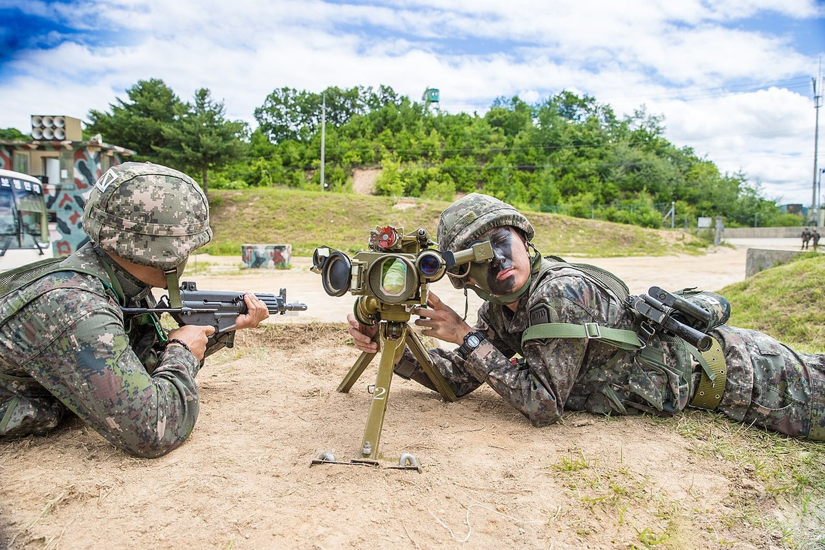 Các chuyên gia của Viện cho biết, theo thỏa thuận giai đoạn 1 trả nợ của Liên Xô cho Hàn Quốc (1996-1998) gồm 30 chiếc BMP-3, 33 chiếc T-80U, khoảng 700 tên lửa chống tăng có điều khiển (ATGM) 9M131 Metis-M.