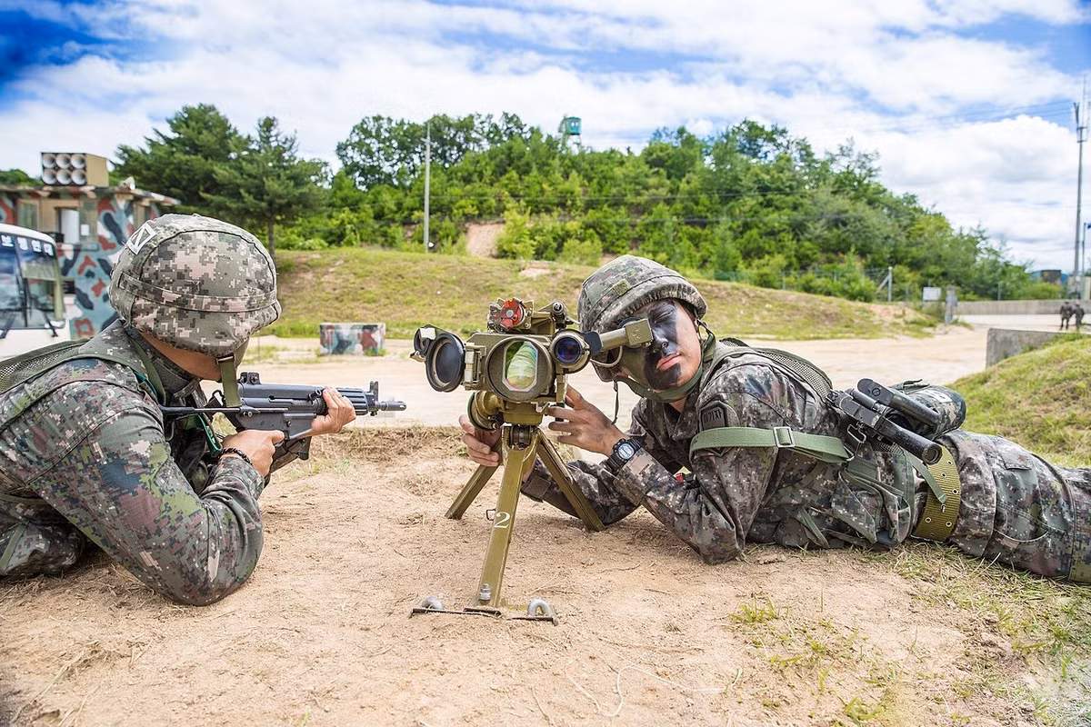 Các chuyên gia của Viện cho biết, theo thỏa thuận giai đoạn 1 trả nợ của Liên Xô cho Hàn Quốc (1996-1998) gồm 30 chiếc BMP-3, 33 chiếc T-80U, khoảng 700 tên lửa chống tăng có điều khiển (ATGM) 9M131 Metis-M.