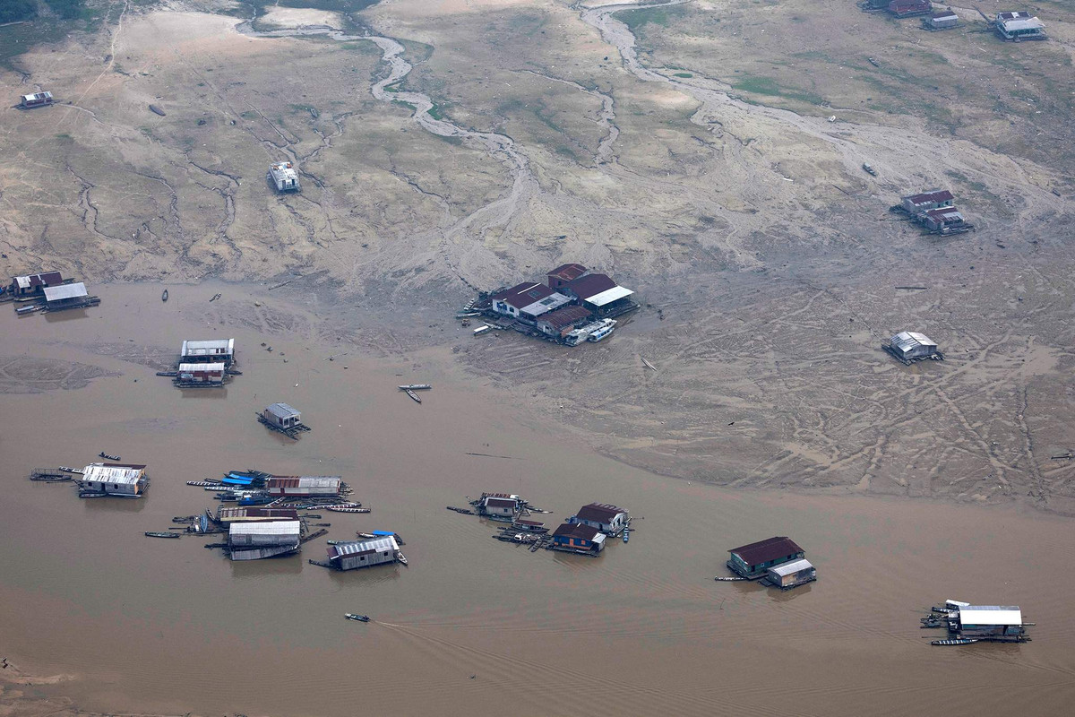 Đối với cư dân nơi đây, những dòng sông không chỉ là nguồn nước mà còn là phương tiện di chuyển và cung cấp tài nguyên chính. Nhưng khi những con thuyền không còn có thể lướt qua các con sông, cuộc sống của họ rơi vào bế tắc.