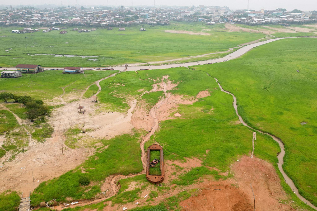 Nước trong các con sông của lưu vực Amazon đã giảm xuống mức thấp nhất trong lịch sử, để lại hệ quả nghiêm trọng cho cư dân và môi trường xung quanh.