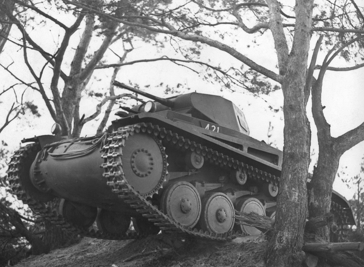 Vì vậy Pháp xây phòng tuyến Maginot, nhưng buộc phải bỏ xót 1 điểm yếu “chết người” là nước Bỉ. Nên Pháp cũng chỉ tập trung lực lượng ở khu vực biên giới với Bỉ rồi đánh bại người Đức như đã làm trong Thế chiến 1 thôi.