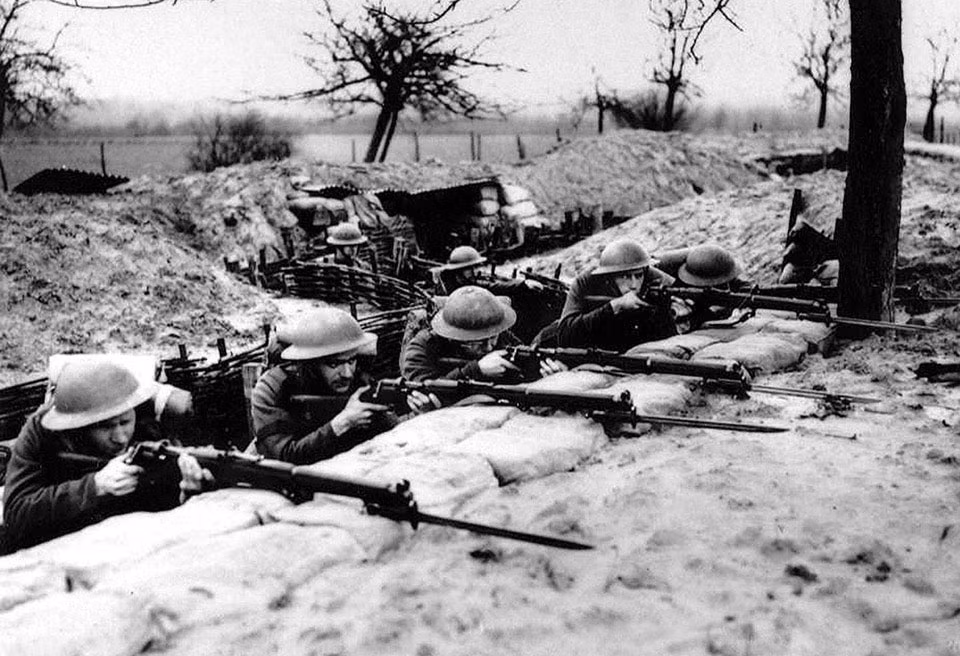 Về mặt chiến thuật, nước Pháp có chủ trương là phòng thủ chắc chắn, giữ chân quân đội Đức rồi dùng sức mạnh của nền kinh tế, công nghiệp khổng lồ để đè bẹp đối phương (tức đánh nhau đến khi bên nào cạn tài nguyên, vũ khí và quân số trước thì bên đó thua).