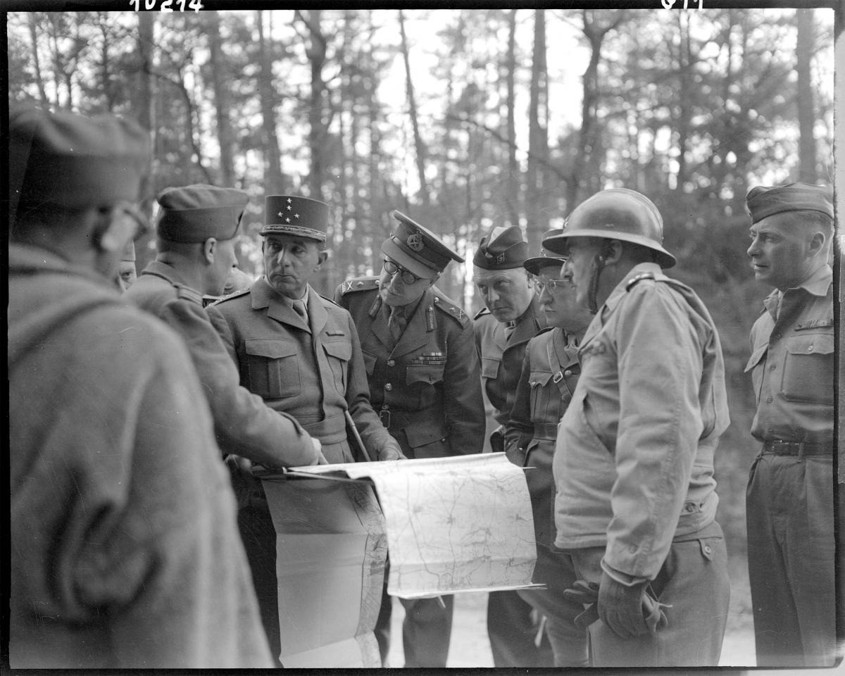 Cả hai phe đều cố gắng để kiểm soát được quân đội vì họ sợ phe còn lại sẽ dùng nó để chống lại mình. Họ thường ra sức cài cắm nhiều người của phe mình nhất có thể vào quân đội và thường đánh giá cao về lòng trung thành hơn năng lực. Vậy nên khi chiến tranh nổ ra, nước Pháp dù có những người lính quả cảm, quyết tử nhưng lại không có nhiều chỉ huy năng lực.