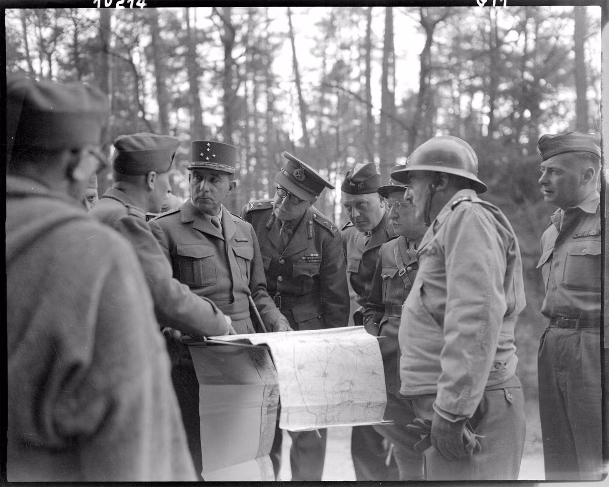 Cả hai phe đều cố gắng để kiểm soát được quân đội vì họ sợ phe còn lại sẽ dùng nó để chống lại mình. Họ thường ra sức cài cắm nhiều người của phe mình nhất có thể vào quân đội và thường đánh giá cao về lòng trung thành hơn năng lực. Vậy nên khi chiến tranh nổ ra, nước Pháp dù có những người lính quả cảm, quyết tử nhưng lại không có nhiều chỉ huy năng lực.