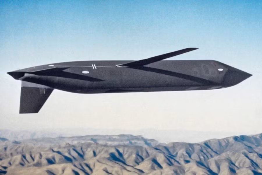 Chiếc máy bay này sẽ được trang bị tên lửa hành trình tàng hình mang đầu đạn hạt nhân tầm xa (LRSO). Một vũ khí được gọi là máy bay không người lái trinh sát chiến lược RQ-180 cũng được chế tạo cho B-21. Ngoài ra, chiếc máy bay này sẽ được trang bị những hệ thống thông tin liên lạc tiên tiến cùng các thiết bị điện tử chưa từng có.