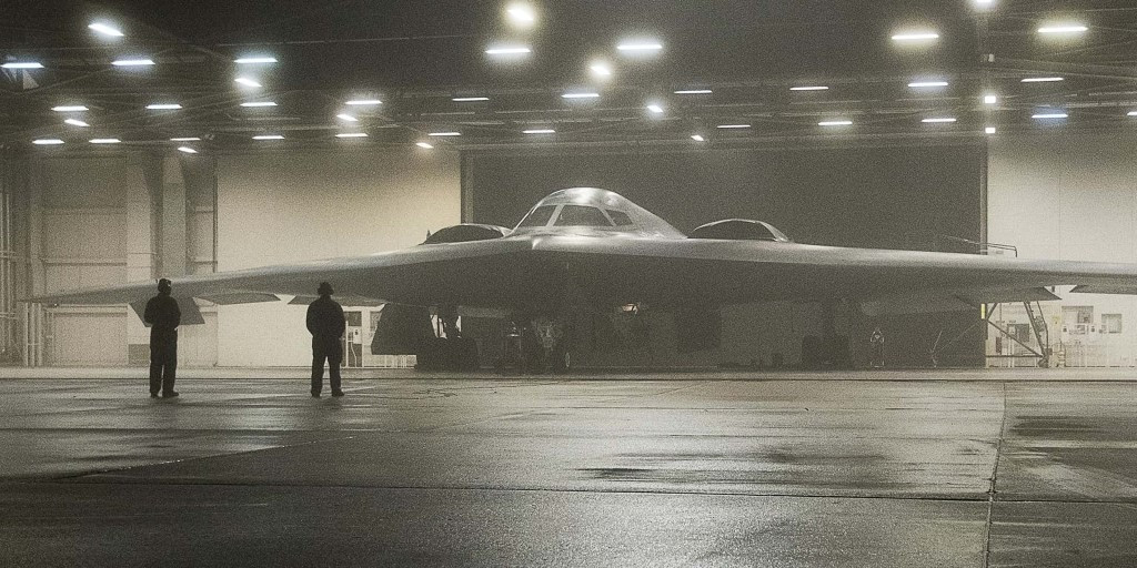 Northrop Grumman B-21 Raider là máy bay ném bom chiến lược của Mỹ đang được Northrop Grumman phát triển cho Lực lượng Không quân (USAF). Đây là một phần của chương trình Máy bay ném bom tấn công tầm xa (LRS-B).