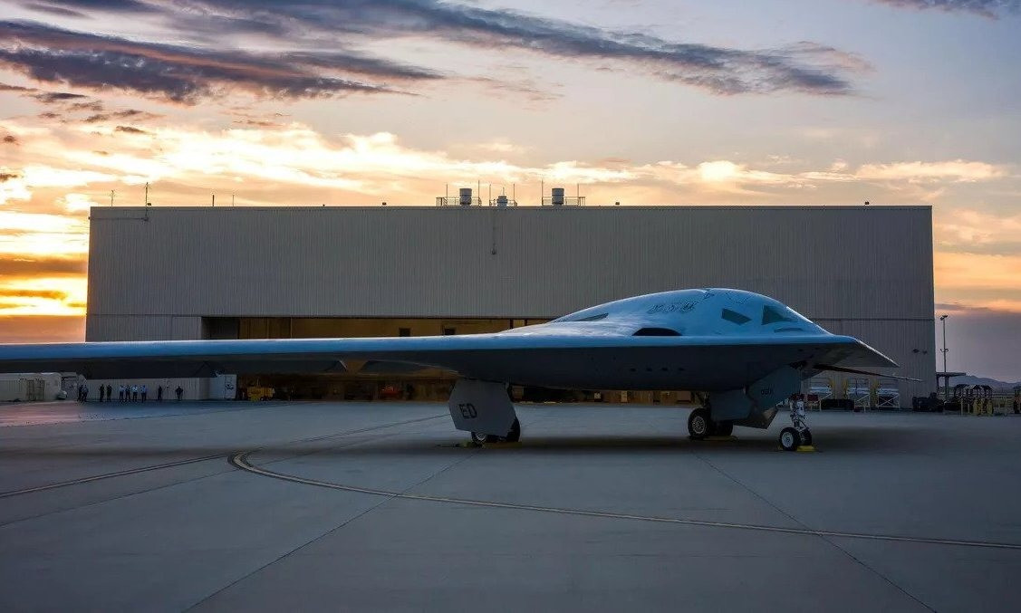 Tiến sĩ William LaPlante, Thứ trưởng Bộ Quốc phòng cho biết trong một tuyên bố, “ Việc sản xuất máy bay ném bom tàng hình B-21 Raider đang được tiến hành. Dựa trên kết quả của các cuộc thử nghiệm, chúng tôi đã đồng ý bắt đầu quá trình sản xuất B-21 với sô lượng ít”.