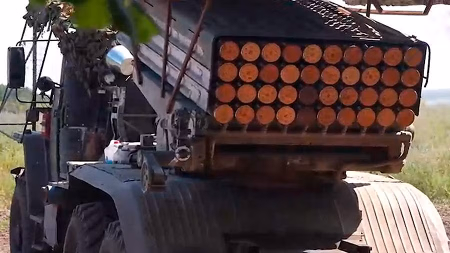 Chuyên gia Rozhin cũng lưu ý rằng các nhóm quân này có thể tiến hành các hoạt động chiến đấu tích cực tại các khu vực Chernigov, Sumy và Kharkov của Ukraine, nhằm tạo ra các vùng đệm, điều mà Tổng thống Nga Vladimir Putin đã đề cập trước đó. Tuy nhiên, để điều này có thể thực hiện được, cần phải đảm bảo hai yếu tố: tăng cường lực lượng cơ giới hóa như xe tăng, xe chiến đấu bộ binh, bộ binh cơ giới và các đơn vị bọc thép, cùng với việc tạo ra sự vượt trội về sức mạnh quân sự.