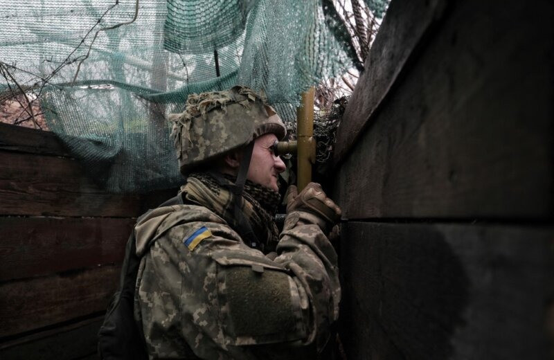 So với thị trấn Bakhmut, sức mạnh phòng thủ của Quân đội Ukraine ở Chasov Yar được đánh gía là tốt hơn nhiều. Trước hết, về mặt công sự, Chasov Yar có hệ thống công sự liên hoàn, vững chắc, với lợi thế địa hình dốc.