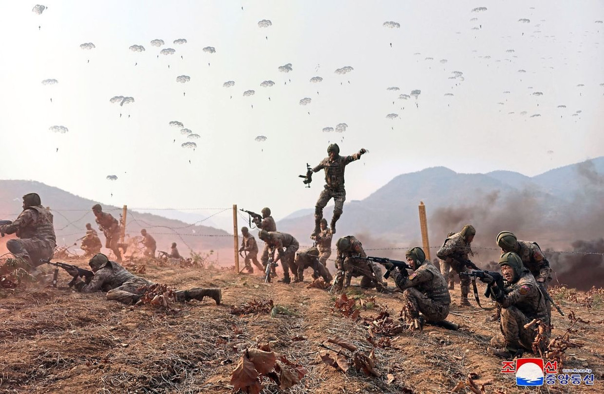 Cùng với lực lượng không quân, Quân đội Nhân dân Triều Tiên còn duy trì lực lượng đặc biệt có quy mô lớn nhất thế giới, với quân số ước tính từ 180.000 đến 200.000 nhân viên.