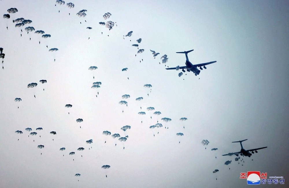 Trong khi đó, lính dù chính quy của Triều Tiên được triển khai từ các máy bay lớn hơn và có tầm bay xa hơn như máy bay vận tải Il-76, như đã thấy trong các cuộc tập trận mới nhất.
