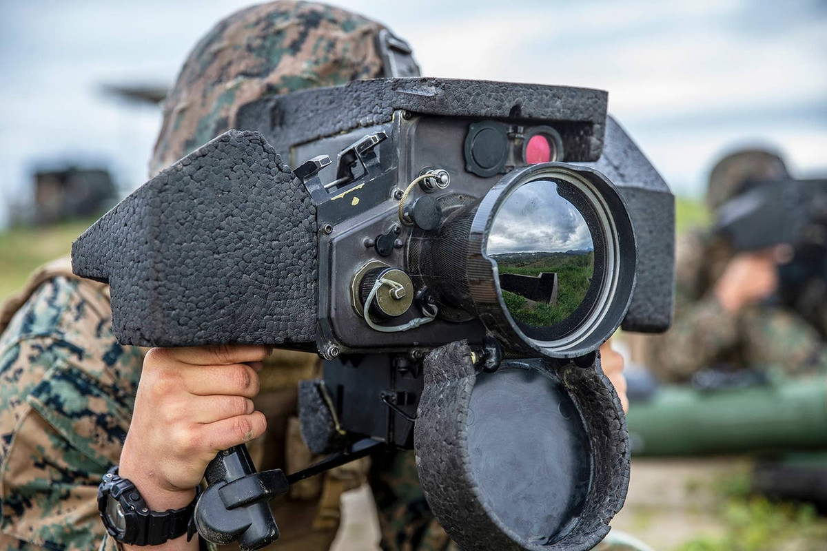 Chế độ quan sát ban ngày bao gồm một ống kính phóng đại quang học 4x. Nó được dùng chủ yếu để do thám chiến trường vào ban ngày bằng mắt thường. Nó còn được sử dụng để do thám vào thời điểm sau mặt trời mọc và mặt trời lặn, khi mà kính tầm nhiệt kém nhạy và hiệu quả hơn vì hiệu ứng nóng lên hoặc lạnh đi nhanh chóng của bề mặt Trái Đất.