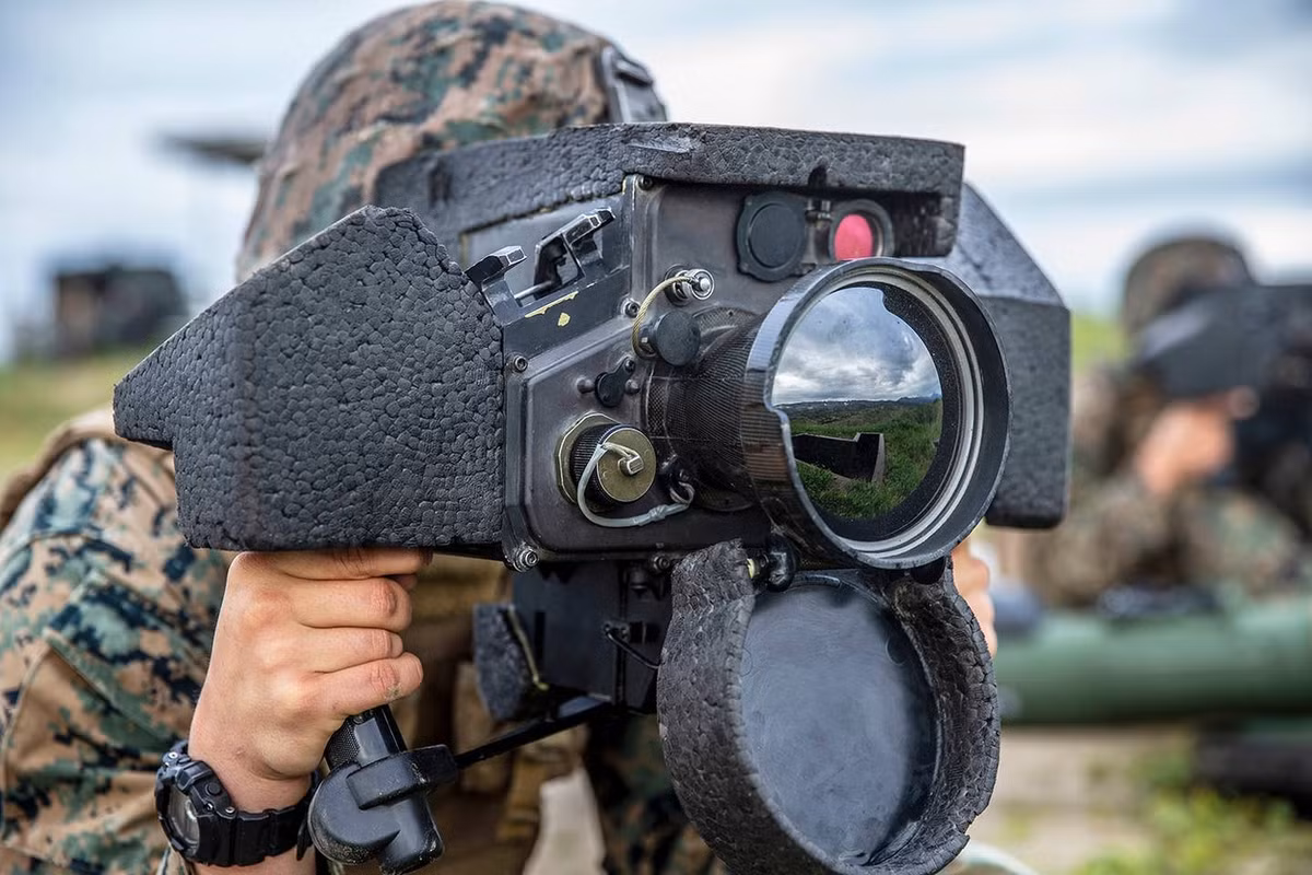 Chế độ quan sát ban ngày bao gồm một ống kính phóng đại quang học 4x. Nó được dùng chủ yếu để do thám chiến trường vào ban ngày bằng mắt thường. Nó còn được sử dụng để do thám vào thời điểm sau mặt trời mọc và mặt trời lặn, khi mà kính tầm nhiệt kém nhạy và hiệu quả hơn vì hiệu ứng nóng lên hoặc lạnh đi nhanh chóng của bề mặt Trái Đất.