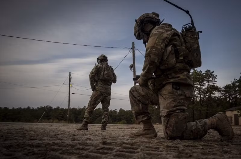 UAV FireFly có tầm hoạt động lên tới 1.000 mét, với tốc độ bay lên tới 60 km/h khi cơ động và 70 km/h khi tăng tốc để tấn công. Máy bay không người lái có thể được phóng thông qua thiết bị gắn trên xe hoặc được vận chuyển bởi binh lính.