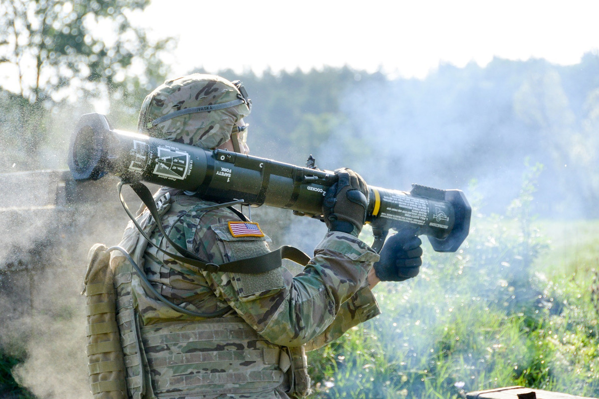 AT4 không phải là một bệ phóng tên lửa theo đúng nghĩa đen, vì đầu đạn nổ không được đẩy bằng động cơ tên lửa. Mà thay vào đó, AT4 giống như một khẩu súng không giật nòng trơn. Saab đã đạt được thành công đáng kể về mặt doanh số với AT4, khiến nó trở thành một trong những loại vũ khí chống tăng hạng nhẹ phổ biến nhất trên thế giới. Ảnh: Defence.