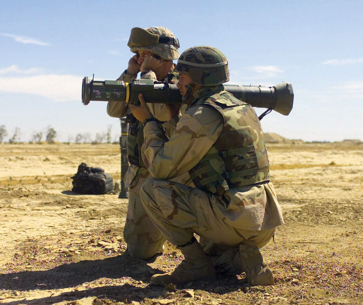 Ngoài ra, AT4 có khả năng tiêu diệt lực lượng địch trong các xe bọc thép hạng nhẹ, khiến nó trở thành một công cụ đa năng và có giá trị trên chiến trường hiện đại.