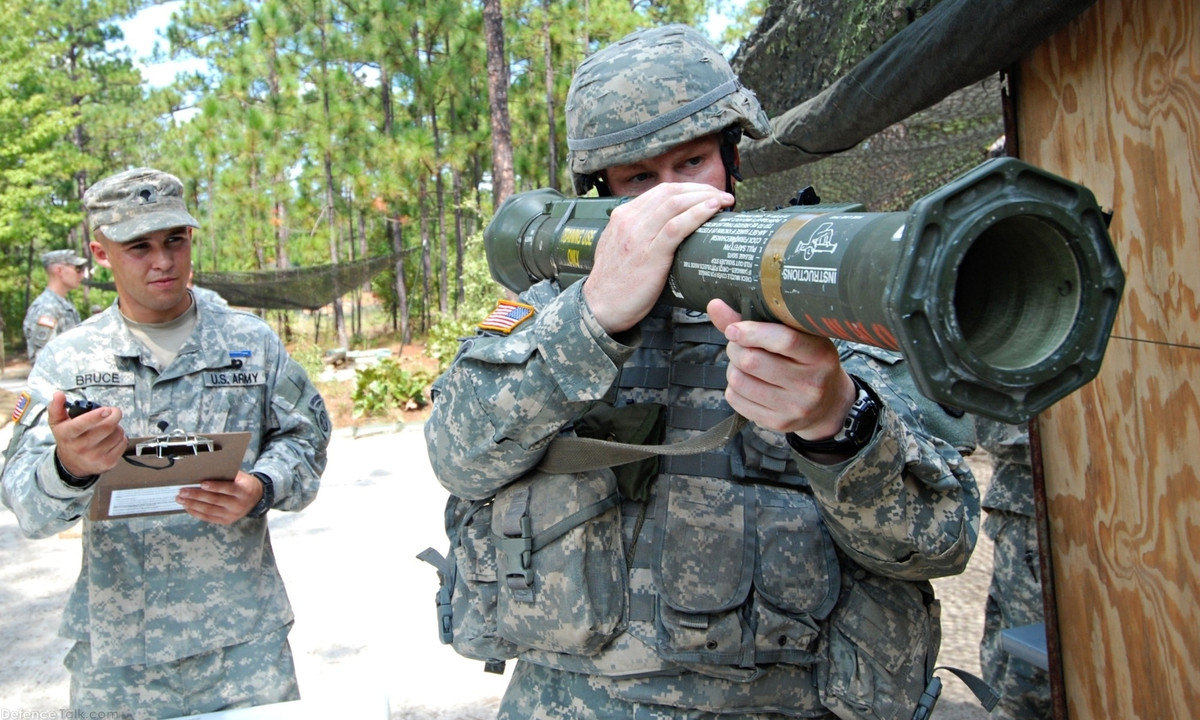 Là một loại vũ khí chống tăng vác vai, AT4 giúp tăng khả năng sát thương và khả năng sống sót của các đơn vị bộ binh. Nó cung cấp khả năng hỏa lực trực tiếp để vô hiệu hóa quân địch trong các vị trí được bọc thép hoặc cố thủ trong boongke, công sự, hang động và các công trình xây dựng.