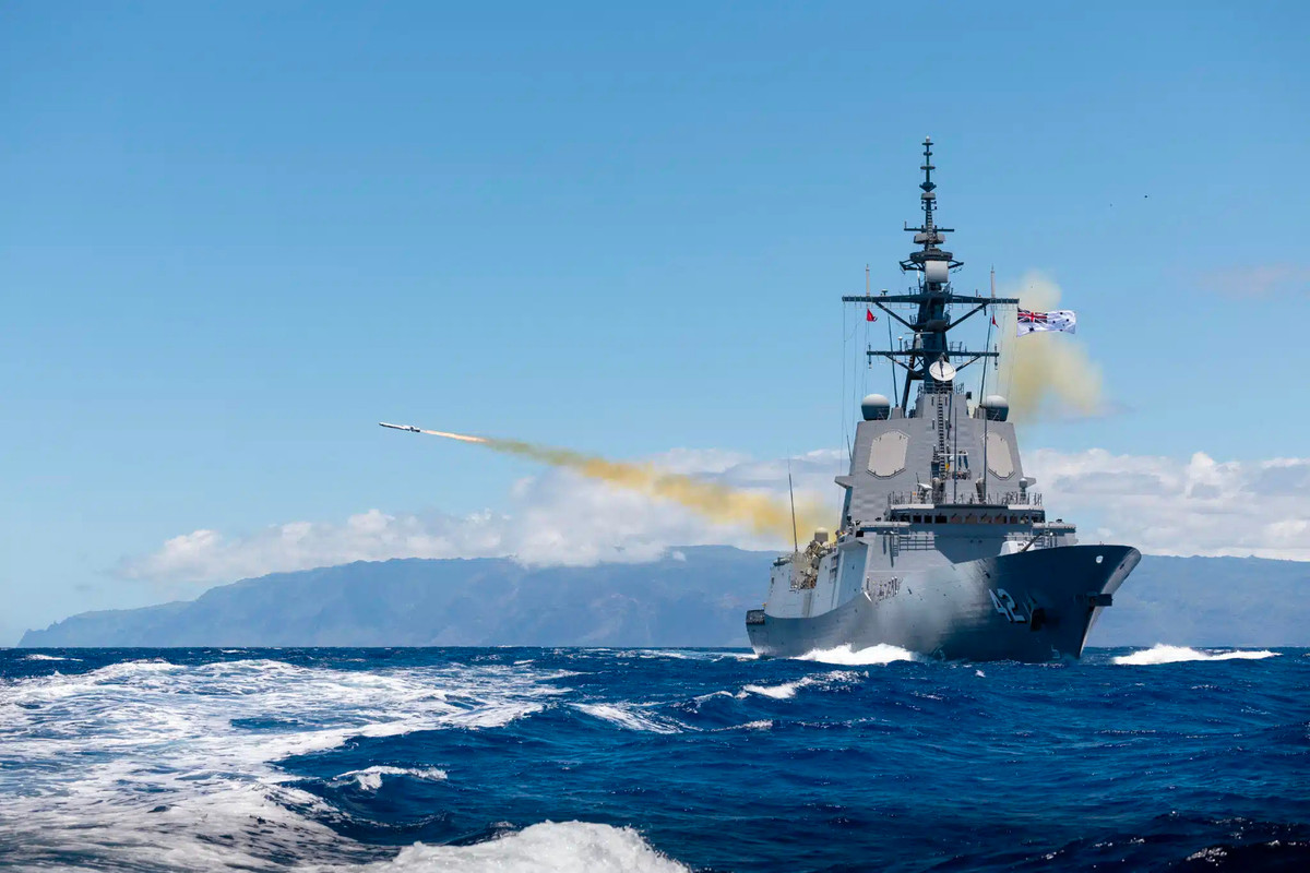 Việc trang bị tên lửa AGM-84J cho máy bay P-8 Poseidon đánh dấu một bước tiến quan trọng trong việc nâng cao năng lực phòng thủ hàng hải của Australia, góp phần duy trì an ninh và ổn định khu vực. Ảnh: Hải quân Hoàng gia Australia bắn tên lửa tấn công hải quân đầu tiên trong một cuộc tập trận SINKEX ngoài khơi bờ biển Oahu, Hawaii như một phần của Cuộc tập trận Vành đai Thái Bình Dương (RIMPAC) năm 2024/ Khối thịnh vượng chung Australia.