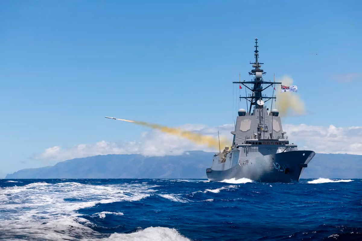 Việc trang bị tên lửa AGM-84J cho máy bay P-8 Poseidon đánh dấu một bước tiến quan trọng trong việc nâng cao năng lực phòng thủ hàng hải của Australia, góp phần duy trì an ninh và ổn định khu vực. Ảnh: Hải quân Hoàng gia Australia bắn tên lửa tấn công hải quân đầu tiên trong một cuộc tập trận SINKEX ngoài khơi bờ biển Oahu, Hawaii như một phần của Cuộc tập trận Vành đai Thái Bình Dương (RIMPAC) năm 2024/ Khối thịnh vượng chung Australia.