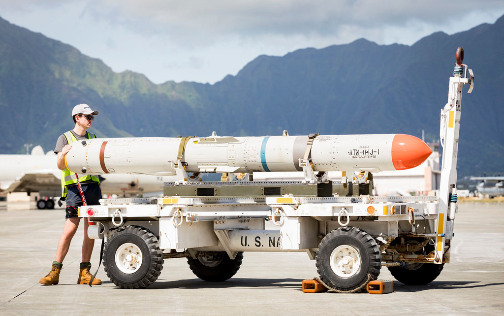 Với hệ thống dẫn đường tiên tiến và độ chính xác nhắm mục tiêu cao, AGM-84J giúp tăng cường hiệu quả chung của P-8 trong các tình huống chiến đấu, đảm bảo các cuộc giao tranh chính xác và đáng tin cậy hơn. Ảnh: Một tên lửa ATM-84J Harpoon đang được chuẩn bị để đưa lên máy bay Boeing P-8A Poseidon của Không quân Hoàng gia Australia trong chuyến triển khai tới Hawaii trong cuộc tập trận RIMPAC 2018/ Bộ Quốc phòng Australia.