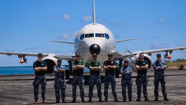 Trung úy phi công Australia Matthew Walker thuộc Phi đội 11 nhấn mạnh rằng việc xử lý Harpoon không đúng cách có thể gây ra sự phá hủy nghiêm trọng, do đó, nhiều biện pháp an toàn đã được triển khai để bảo vệ tất cả những người liên quan. Ảnh: Bộ Quốc phòng Australia.