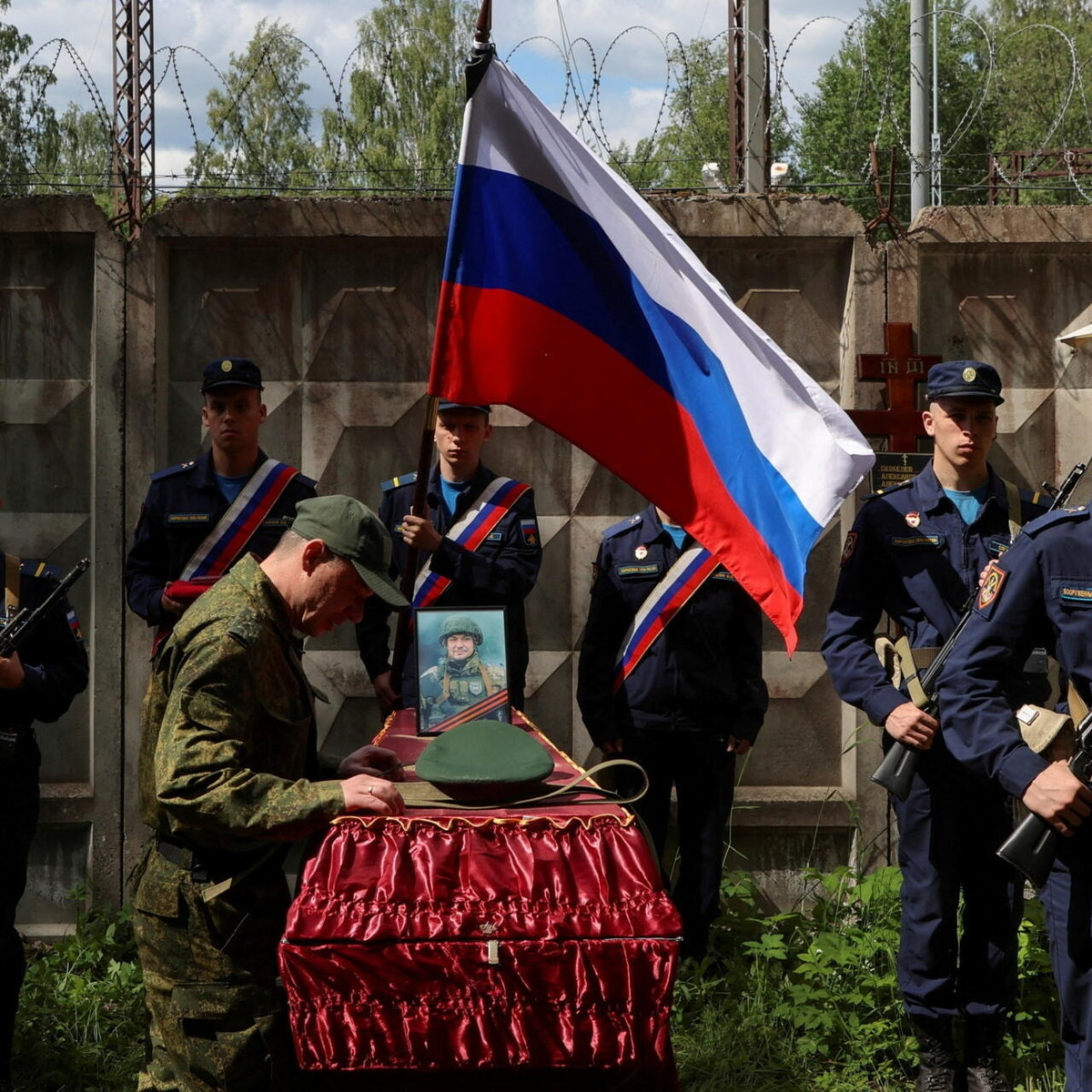 Tính đến đầu tháng 3/2024, Nga đã mất ít nhất khoảng 3.000 sĩ quan, điều này được xác nhận bởi blog "Killed in Ukraine", một nhóm có trụ sở tại Cộng hòa Séc chuyên theo dõi lễ tưởng niệm và tang lễ của các binh sĩ Nga và Ukraine. Ảnh: France 24.