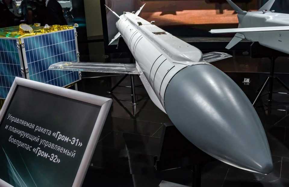 Tên lửa Grom-1 ban đầu được phát triển để triển khai trên các máy bay chiến đấu Su-57, nhưng sau đó nó đã được điều chỉnh để có thể tích hợp trên các hệ thống vũ khí của máy bay Su-34, Su-35 và Su-30. Ảnh: Espreso Global.
