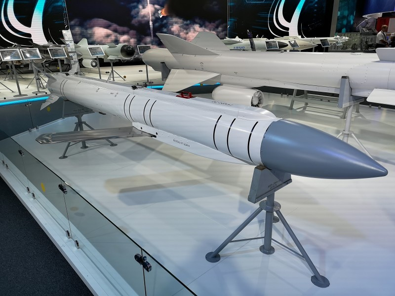 Cho đến nay, mới có hai biến thể Grom xuất hiện và ra mắt trong Triển lãm hàng không MAKS 2015 được tổ chức tại Sân bay Quốc tế Zhukovsky gần Moscow. Phía Nga công bố rằng, cả hai phiên bản đã hoàn tất quá trình thử nghiệm vào năm 2019.