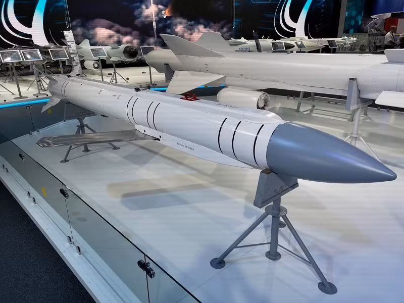 Cho đến nay, mới có hai biến thể Grom xuất hiện và ra mắt trong Triển lãm hàng không MAKS 2015 được tổ chức tại Sân bay Quốc tế Zhukovsky gần Moscow. Phía Nga công bố rằng, cả hai phiên bản đã hoàn tất quá trình thử nghiệm vào năm 2019.