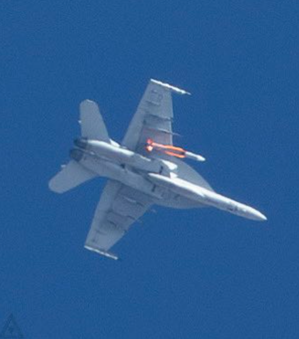 Một máy bay F/A-18 Super Hornet của Hải quân Mỹ đã được phát hiện bay cùng tên lửa tương tự vào ngày 17/4/2024, khoảng 60 dặm về phía bắc của Trạm vũ khí Hàng không Hải quân China Lake (California). Ảnh: Ảnh chụp F/A-18 với tên lửa AIM-174B.