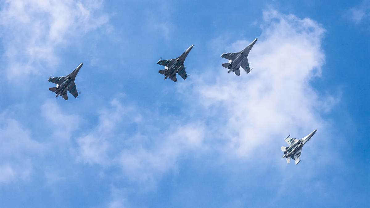 Trong bối cảnh mối đe dọa xung đột với Trung Quốc luôn hiện hữu và năng lực sản xuất các tên lửa tầm xa của Trung Quốc ngày càng phát triển nhanh chóng, việc trang bị AIM-174B là sự tăng cường lớn cho hỏa lực của Mỹ, cho phép Hải quân Mỹ tấn công máy bay đối phương và hệ thống phòng thủ khu vực/chống tiếp cận tinh vi (A2/AD). Ảnh: Một sư đoàn máy bay chiến đấu J-16 của Trung Quốc - PLAAF PLAAF.