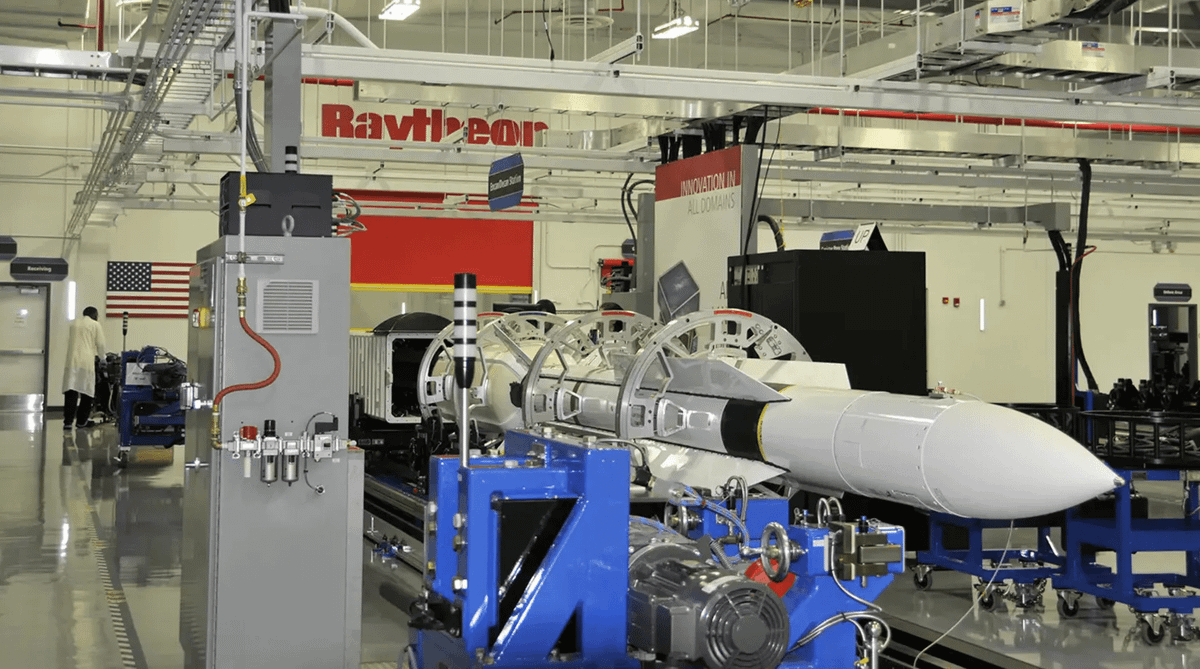 Tên lửa phòng không tầm xa SM-6 thông thường được sử dụng đối phó với các mục tiêu quan trọng trên mặt đất và biển. Các nhà phân tích cho rằng đặc điểm này cũng có thể áp dụng cho AIM-174B, xếp nó vào loại tên lửa bán đạn đạo. Ảnh: Dây chuyền sản xuất SM-6 - Raytheon.